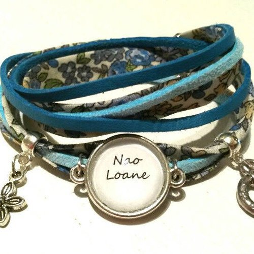 Bracelet liberty à fleurs bleu, suédines bleue effet cuir et bleue clair, cabochon prénoms personnalisable