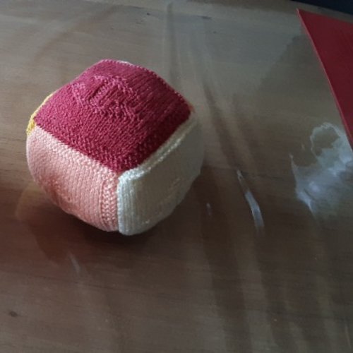 Cube encre marine tricot fait main