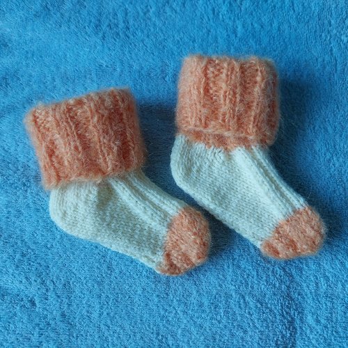 Chaussettes bebe 6 a 9 mois tricot fait main creme orange