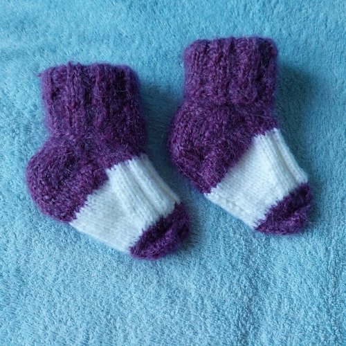 Chaussettes bebe 6 a 9 mois tricot fait main blanc violet