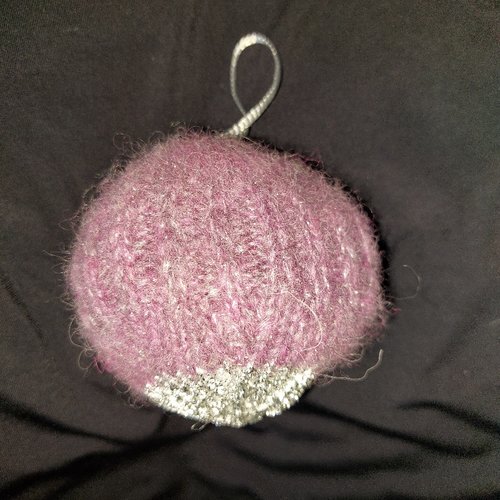 Boule a suspendre violette tricot fait main