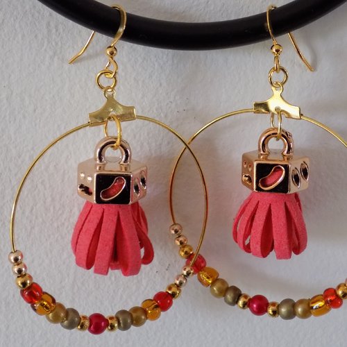 Boucles d'oreilles créoles doré, perles et pompons 