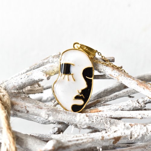 Pendentif et chaine.