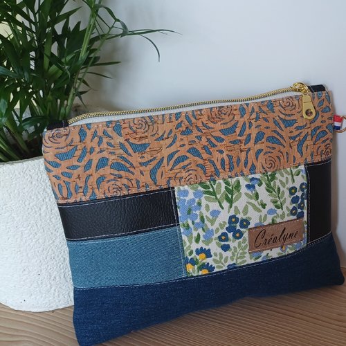 Pochette réalisée en liege et jean  une association de matières naturelles et intemporelles