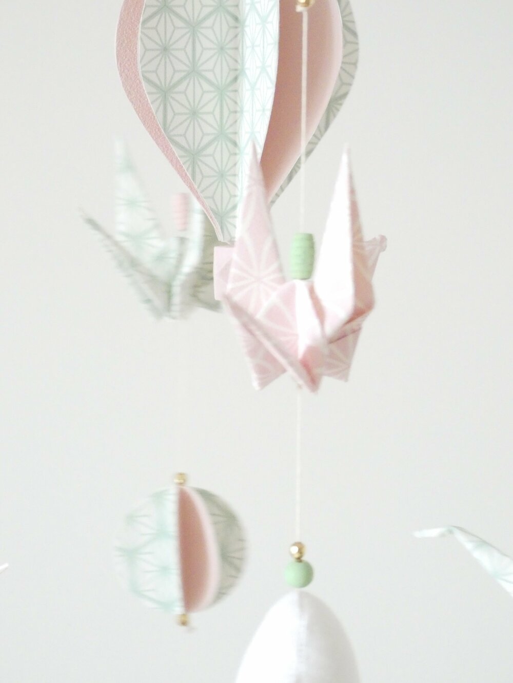 Mobile Bebe Montgolfiere Origamis Rose Pale Et Vert Eau Un Grand Marche