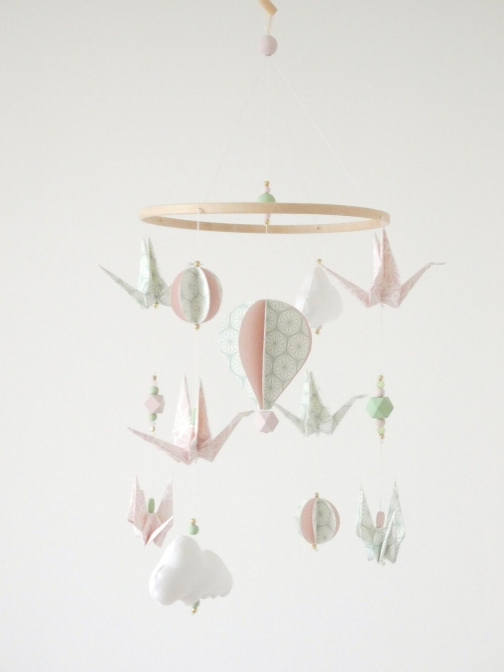Hooa  Mobile bébé montgolfière origamis rose pastel, vert eau, doré et  blanc / Objets décoratifs