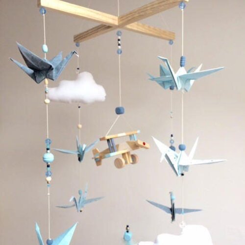 Mobile bébé origami avion bois  bleu ciel, bleu gris et blanc