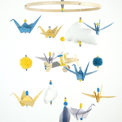 Mobile bébé origami avion bois jaune moutarde et bleu canard pompom