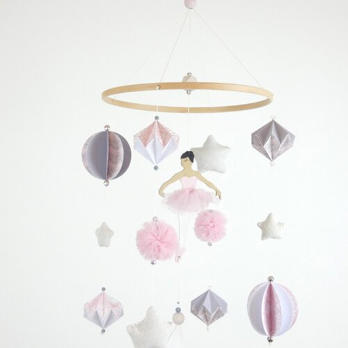 Mobile bébé fille danseuse étoile origamis bois rose gris et beige