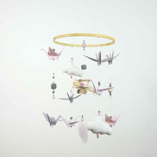 Mobile bébé avion en bois et origamis rose et gris