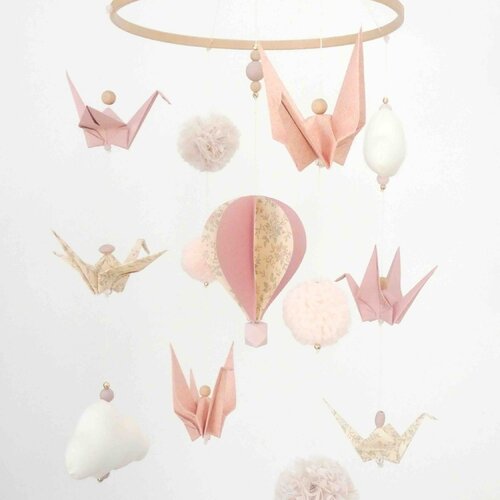 Mobile bébé montgolfière origamis rose vieilli, rose pâle et beige