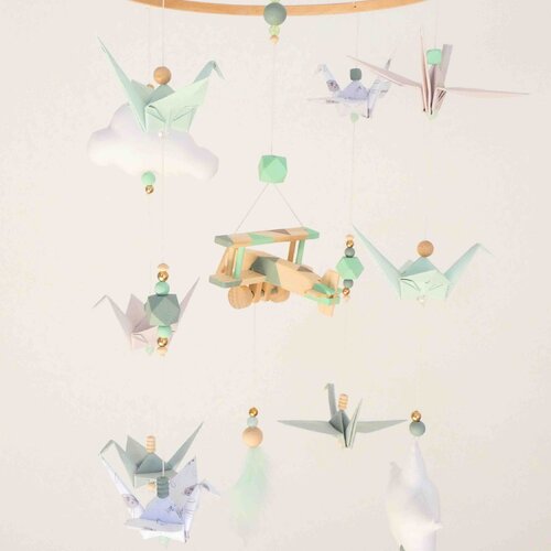 Mobile bébé origami avion bois beige, vert eau et vert céladon