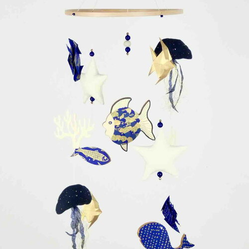 Mobile origamis océan, poissons, méduse, corail, déco chambre bébé, bleu marine, bleu nuit, beige et doré