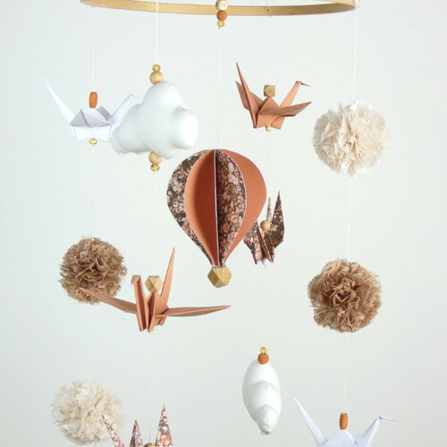 Mobile origamis montgolfière, fleurs oiseaux,déco chambre bébé, terracotta, beige, rose, blanc et marron, nuages et pompons