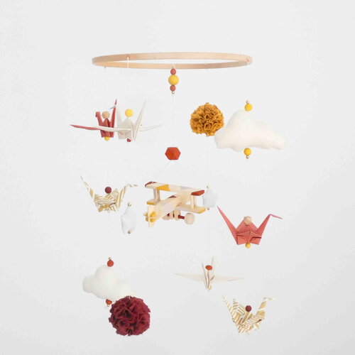 Mobile bébé avion en bois origamis jaune moutarde, jaune sable, beige et terracotta