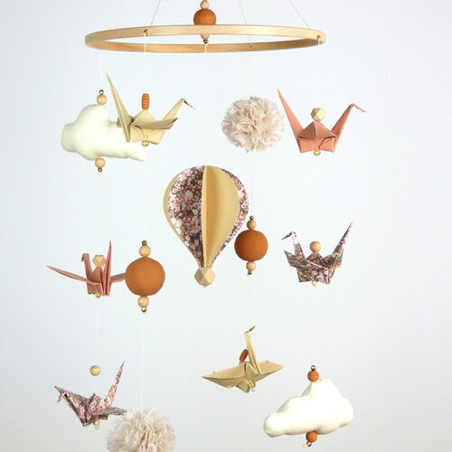 Mobile bébé montgolfière origamis bois nuages terracotta, beige, écru et marron