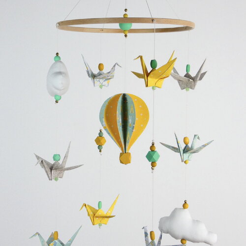 Mobile origamis montgolfière, déco chambre bébé, jaune, beige et vert eau, lapin et tipi