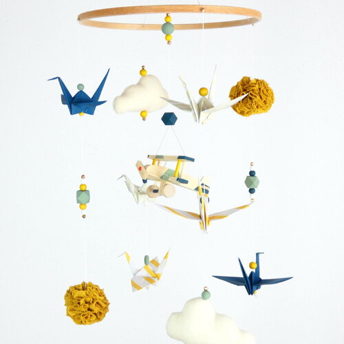 Mobile bébé origami avion bois jaune moutarde, vert sauge et bleu océan, pompon, déco chambre, babyshower, cadeau de naissance