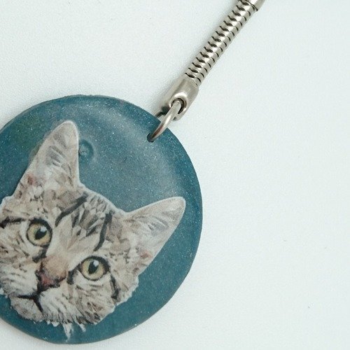 Porte clefs  chat  en pâte polymère  bleu /vert canard
