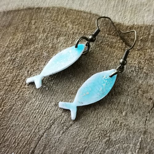Boucles d'oreilles poissons blanc bleu turquoise/or glossy en pate polymère