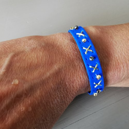 Bracelet collection cuir effect bleu roi brodé