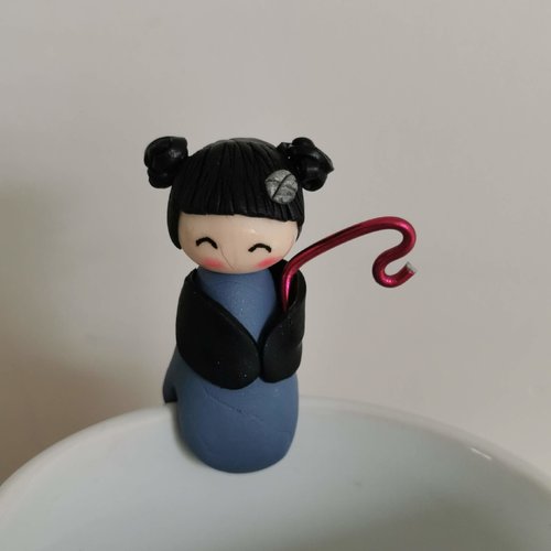 Porte sachet de thé kokeishi bleu noir en pâte polymère