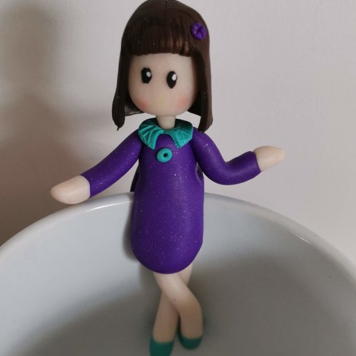 Porte sachet de thé poupée violette brune en pâte polymère