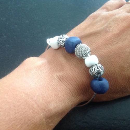Bracelet jonc fin et perles en métal argenté et perles en fimo bleue 