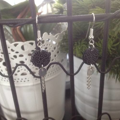 Boucles d'oreilles 2 disques  noirs impressions argent et breloques et chaînes métal argenté 