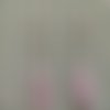 Boucles d'oreilles plume rose pâle solo sur chaînette argentée 