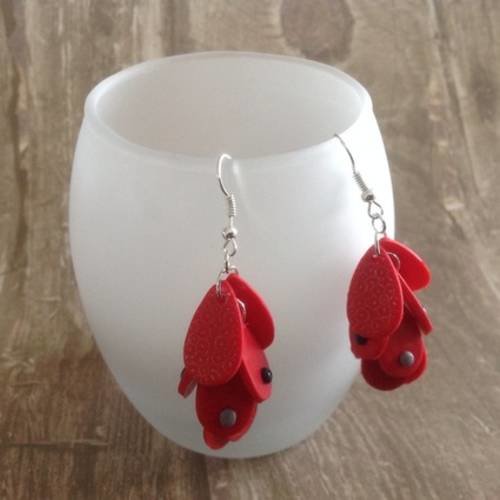 Boucles d'oreilles  grappy rouge et spots noirs et gris 