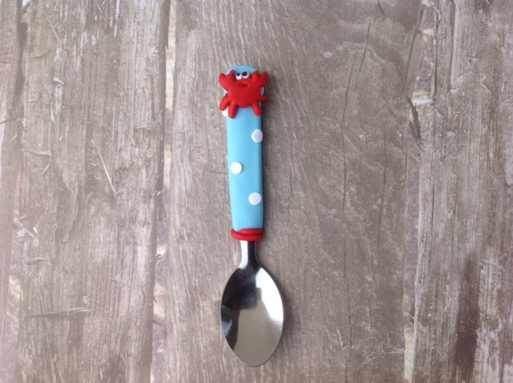 Petite cuillère bleue décorée en fimo motif crabe rouge - Un grand marché