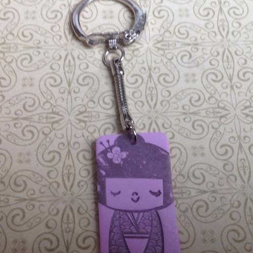 Porte clefs mauve  rectangulaire "kokeishi ...." creapam en pâte polymère 