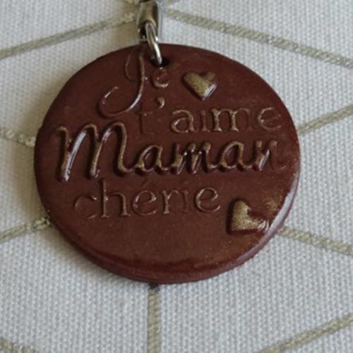 Porte clefs marron et or   "je t'aime maman chérie ." relief  en pâte polymère 
