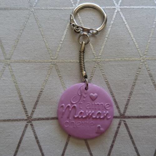 Porte clefs rose et argenté  "je t'aime maman chérie ." relief  en pâte polymère 