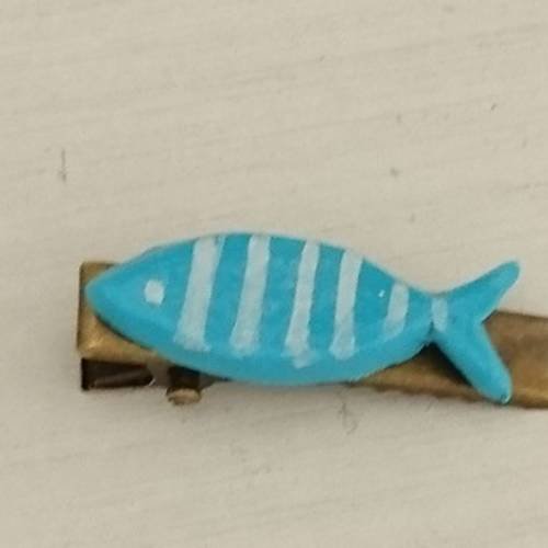 Barrette pince croco 3cm  en fimo poisson bleu et blanc 