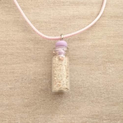 Collier fiole remplie de sable normand en fimo et verre  sur cordon coton rose 