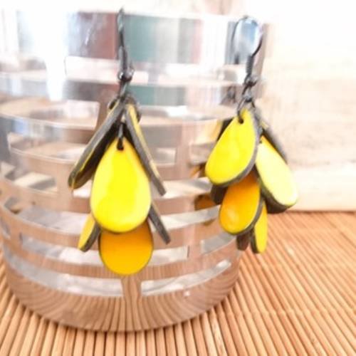 Boucles grappes grand modèle jaune vif  émail 