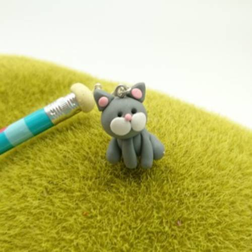 Crayon à papier chat gris en fimo et crayon bleu 