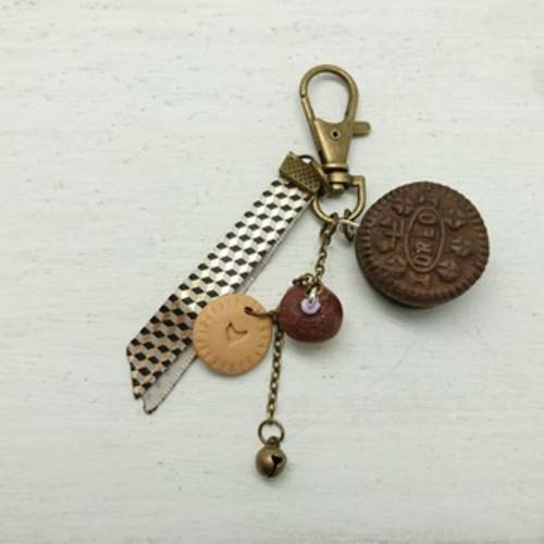 Porte clef bijou de sac "gourmandises" rubans  noir et or et   biscuit  oreo 