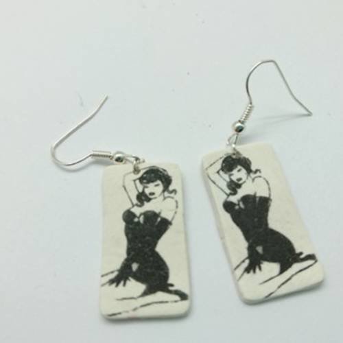 Boucles d'oreilles creapam asymétriques pinup en pâte polymère blanche 