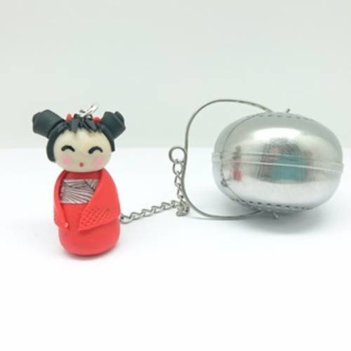 Boule à thé kokeshi rouge en pâte polymère 