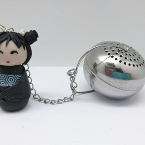 Boule à thé kokeshi noire en pâte polymère 