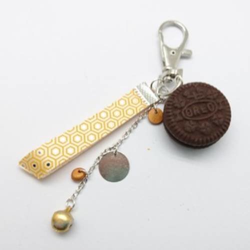 Porte clef bijou de sac "gourmandises" rubans  motifs jaunes et   biscuit  oreo 