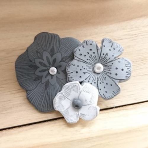 Broche 3 fleurs tons gris en pâte polymère 