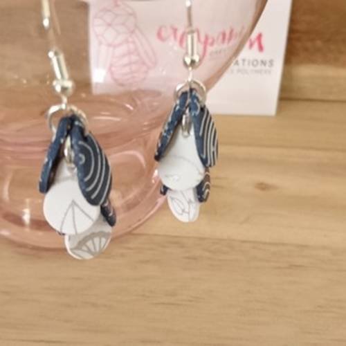 Boucles d'oreilles mini  grappe finess  en fimo bleu marine  et blanc 