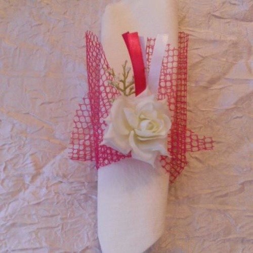 rond de serviette couronne fleurs en papier rose pour baptême mariage