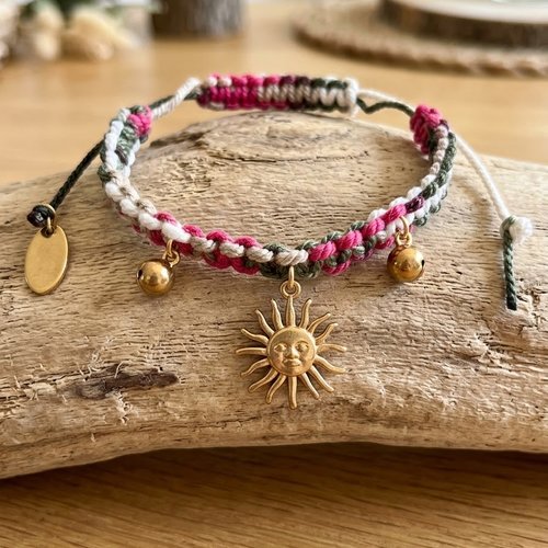 Bracelet macramé artisanal avec pendentif soleil et pampilles dorées — style bohème chic