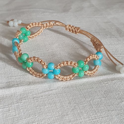 Bracelet macramé bicolor avec perles de verre