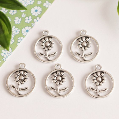 Lot de 5 breloques cercles avec une fleur